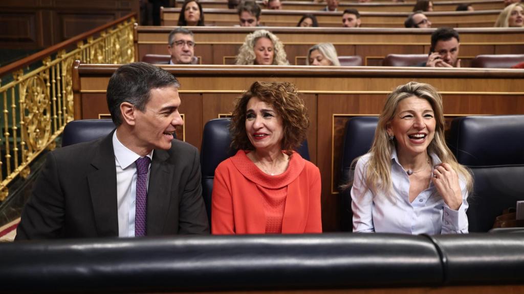 Pedro Sánchez, María Jesús Montero y Yolanda Díaz comparten risas en el Congreso.