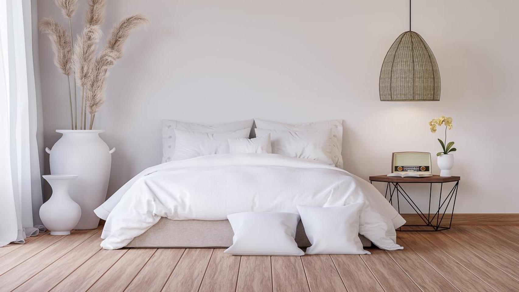 Un dormitorio en tonos blancos.