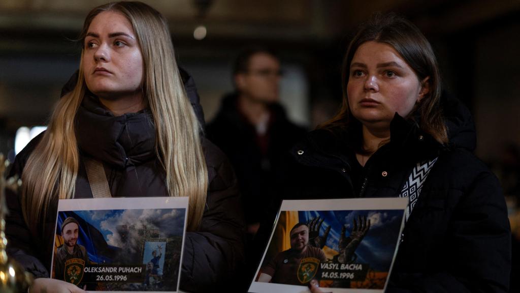 Ukrainians living in Türkiye hold up portraits of missing and imprisoned Ukrainian soldiers to demand international community intervention.