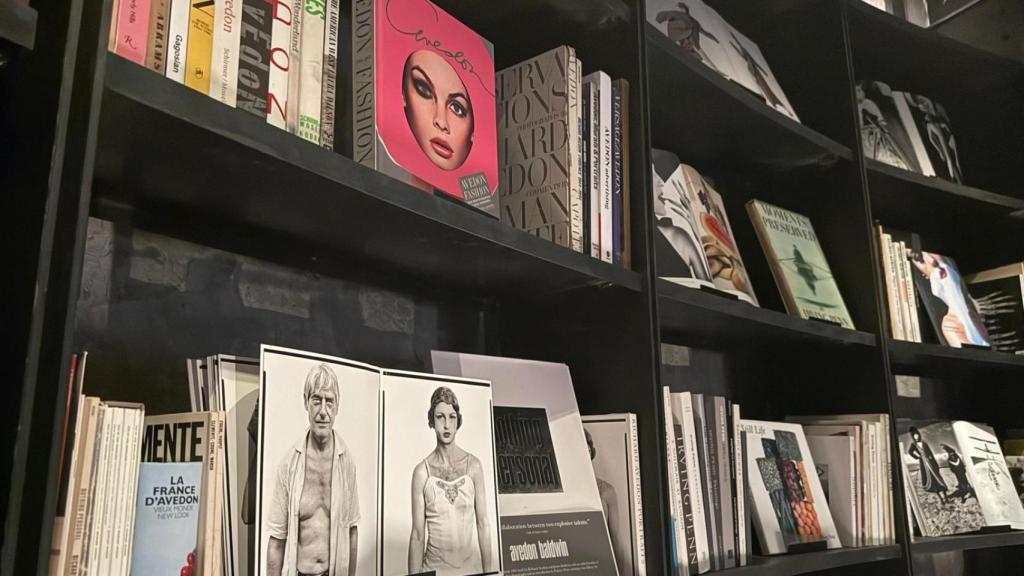 Detalles de algunos de los libros, revistas y catálogos de moda que integran la colección