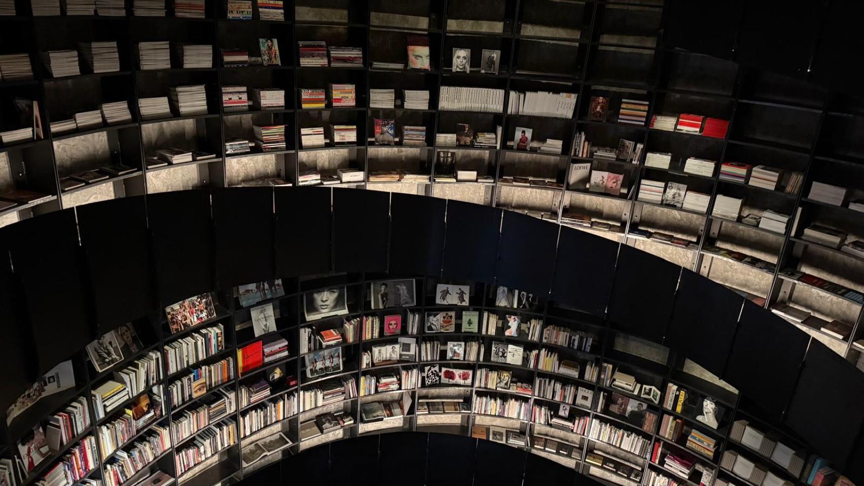Vista interior de The MOP Library, con parte de los más de 5.500 volúmenes especializados en moda y fotografía