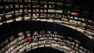 Vista interior de The MOP Library, con parte de los más de 5.500 volúmenes especializados en moda y fotografía