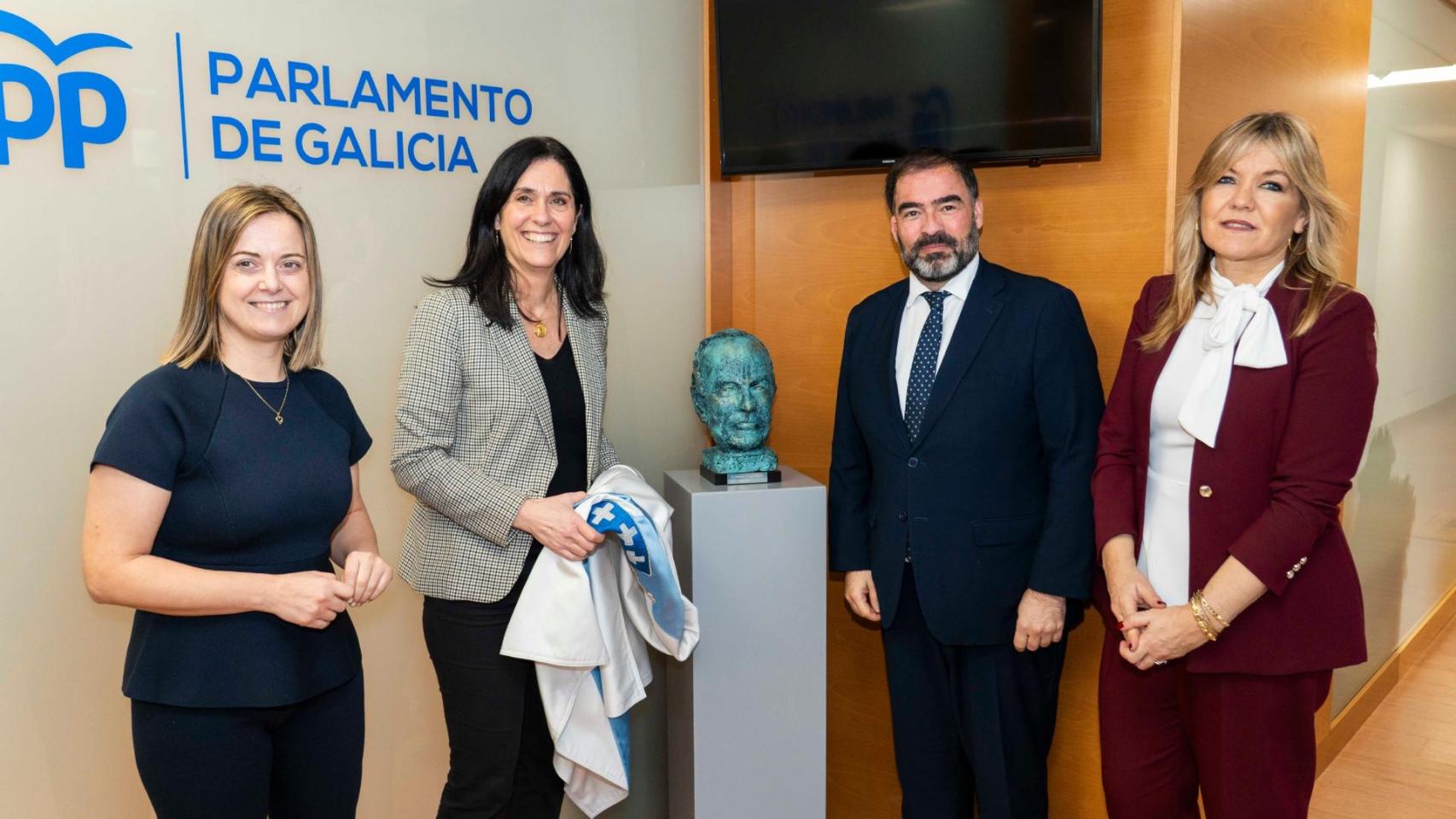 El PP de Galicia coloca un busto de Fraga en la entrada de su zona de grupo en el Parlamento