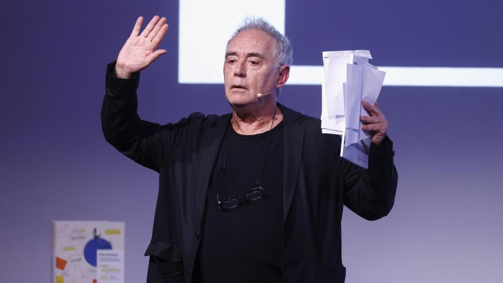 El chef Ferran Adrià presentando 'Plan Genhesis' en Barcelona, su nuevo libro sobre el diseño y la gestión de restaurantes.