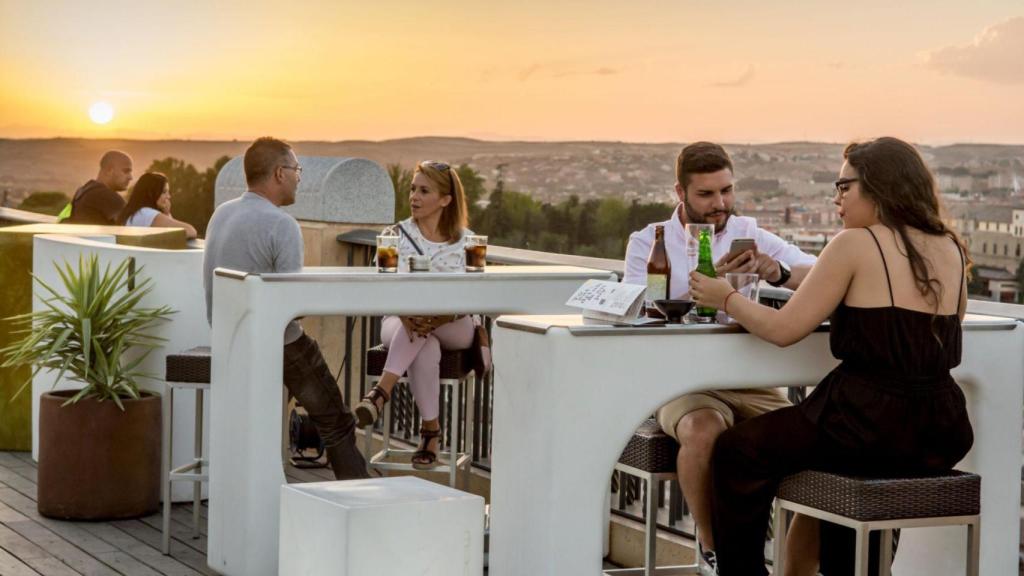 La terraza del Miradero se encuentra en la explanada sobre el Palacio de Congresos el Greco.