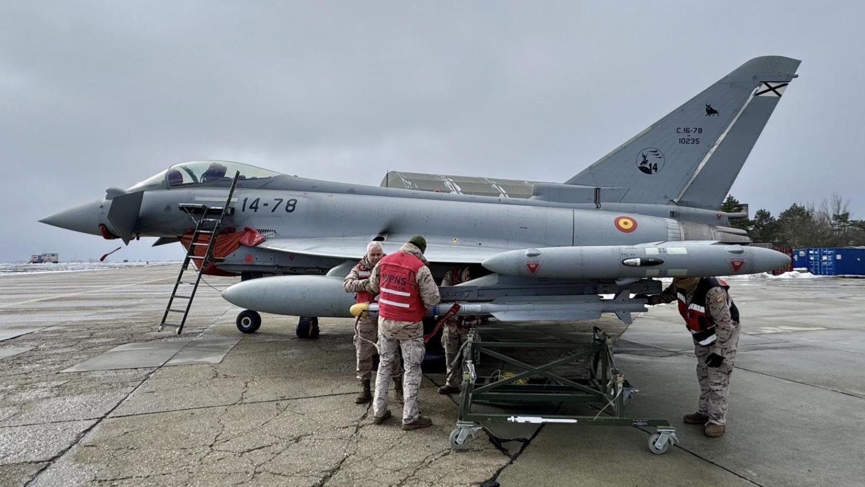 Personal de la sección de municionamiento realizando trabajos en el Eurofighter.
