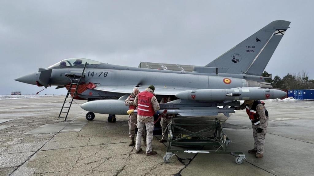Personal de la sección de municionamiento realizando trabajos en el Eurofighter.