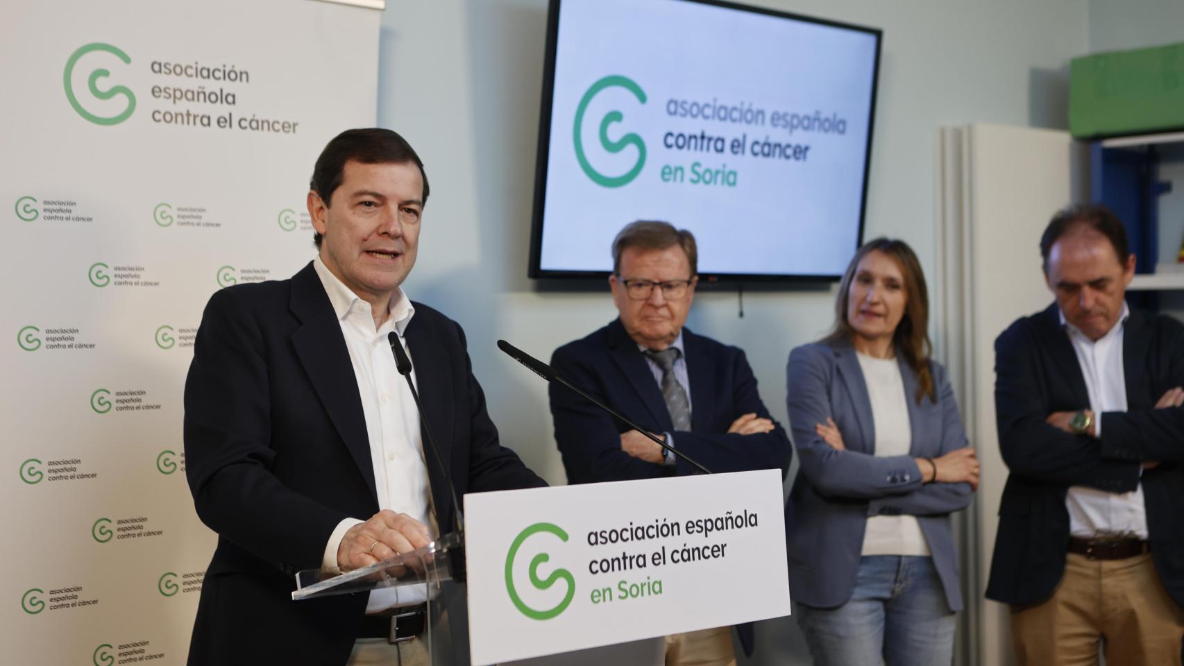 El candidato del PP a la reelección a la Presidencia de la Junta, Alfonso Fernández Mañueco, en la sede de la AECC en Soria