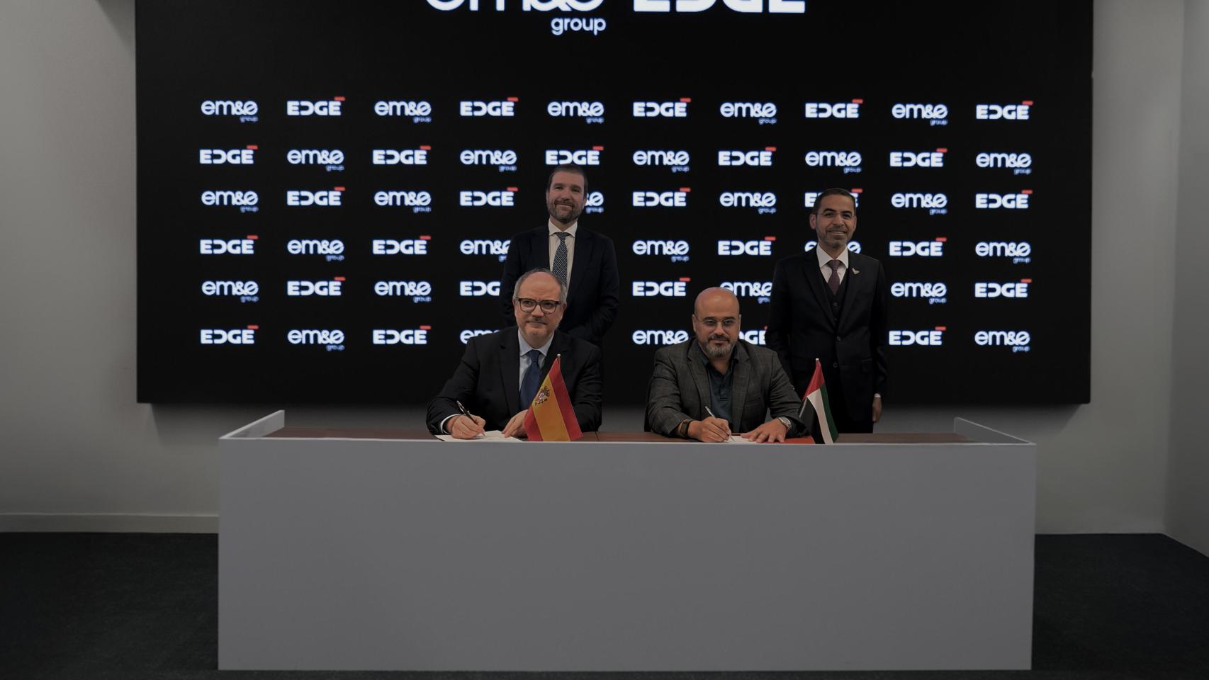 En primer plano, Fernando Fernández, CEO de EM&E (izquierda), y Hamad Al Marar, Director General y CEO de Edge (derecha)