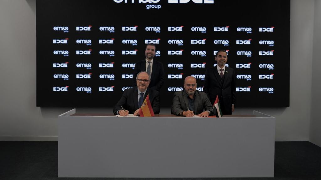 En primer plano, Fernando Fernández, CEO de EM&E (izquierda), y Hamad Al Marar, Director General y CEO de Edge (derecha)