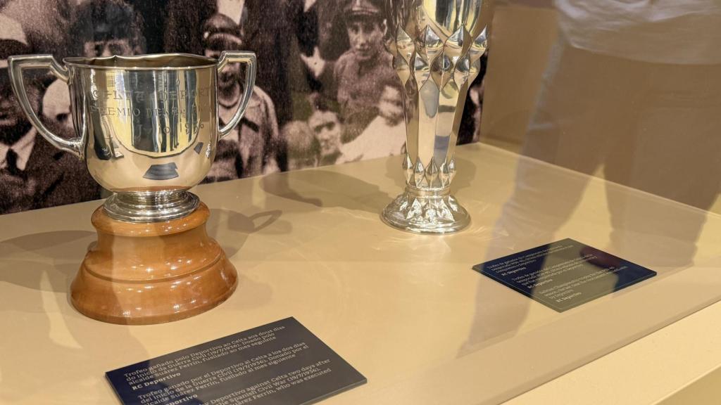 Imagen de los dos trofeos.