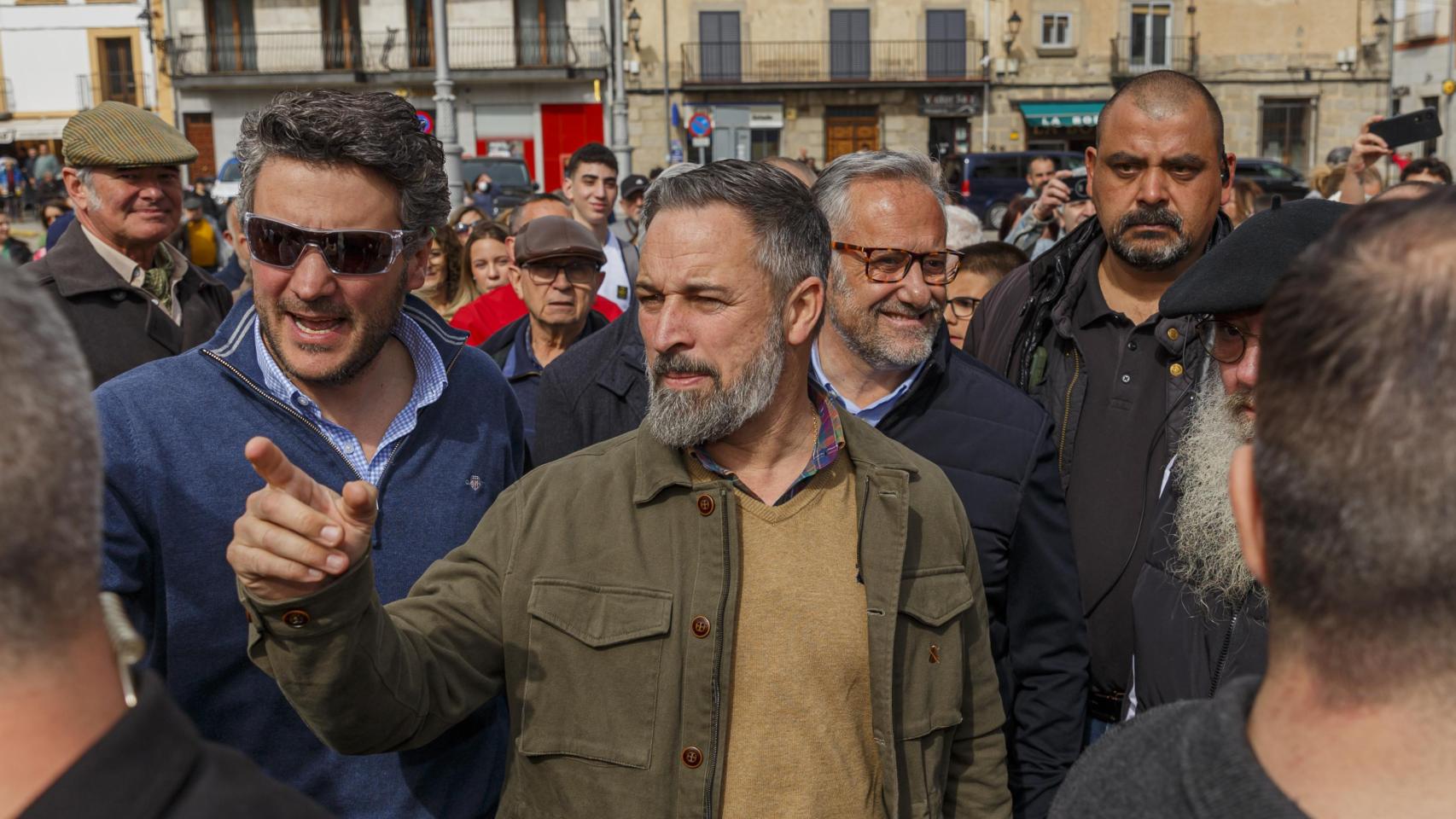 Abascal acusa a Aznar de dinamitar las negociaciones entre PP y Vox: Le dice a Feijóo cómo hacer las cosas