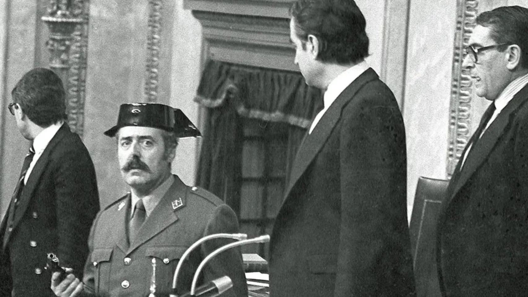 Antonio Tejero irrumpiendo pistola en mano en el Congreso de Diputados