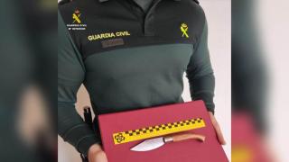 Imagen de la navaja del detenido incautada por la Guardia Civil.