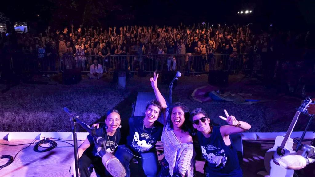 Sara Curruchich y su banda durante una presentación, donde fusionan instrumentos tradicionales y sonidos contemporáneos.