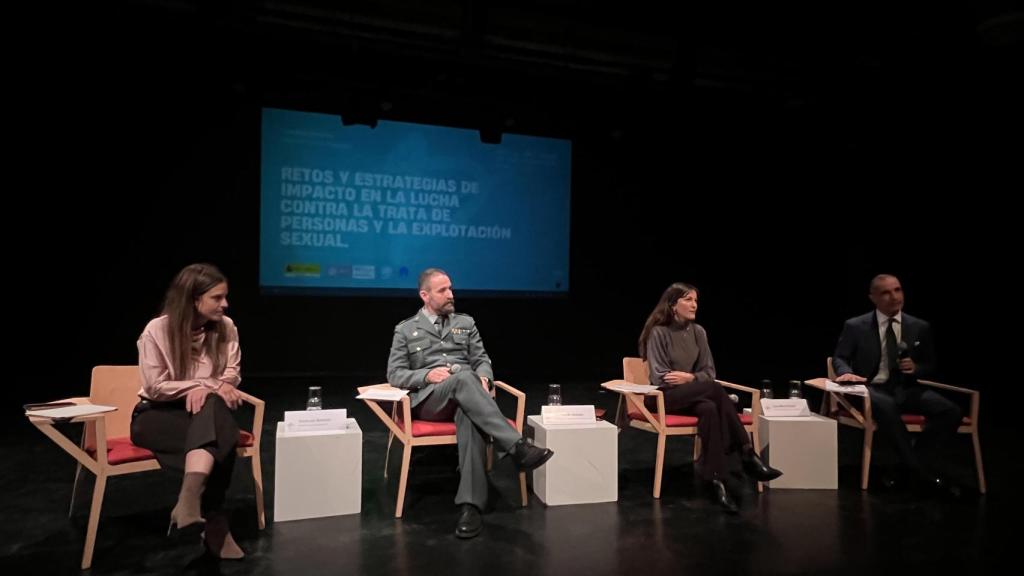 Carolina Sánchez, el sargento Antonio M. Asensio y Mar Saborit.