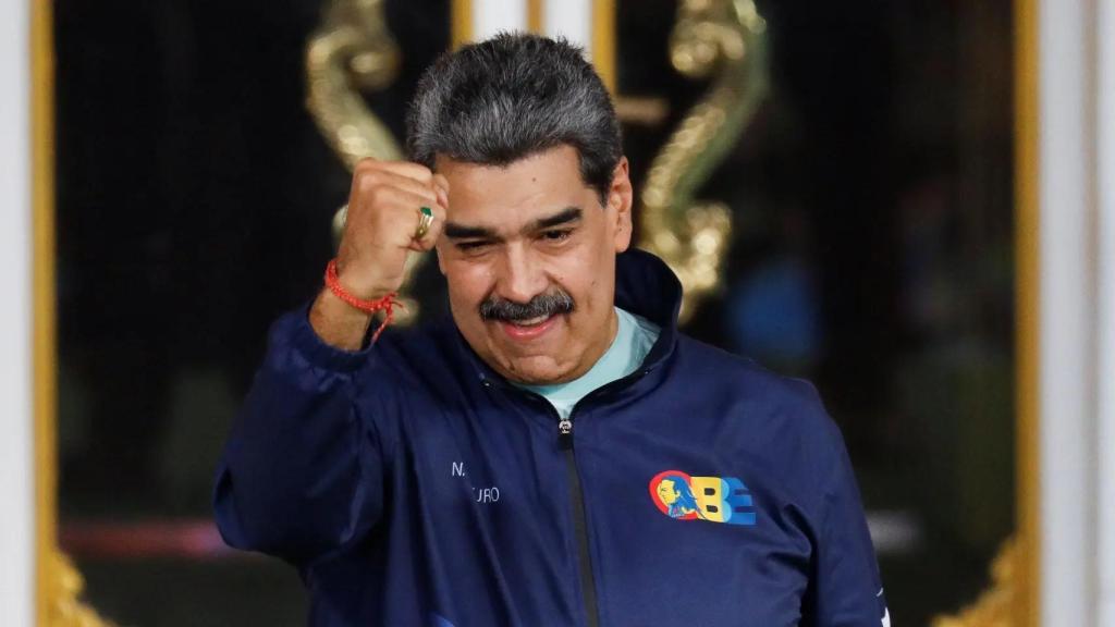 Nicolás Maduro, saluda efusivamente durante un acto en Caracas.