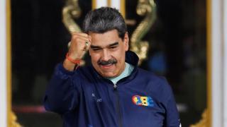 Nicolás Maduro, saluda efusivamente durante un acto en Caracas.