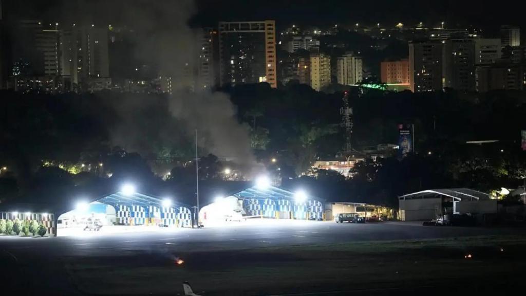 Several explosions shake Caracas: several military bases impacted.