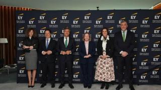 La secretaria de Estado de Defensa, Amparo Valcarce, junto al presidente de EY España, Federico Linares, y el equipo de Sector Público de EY.