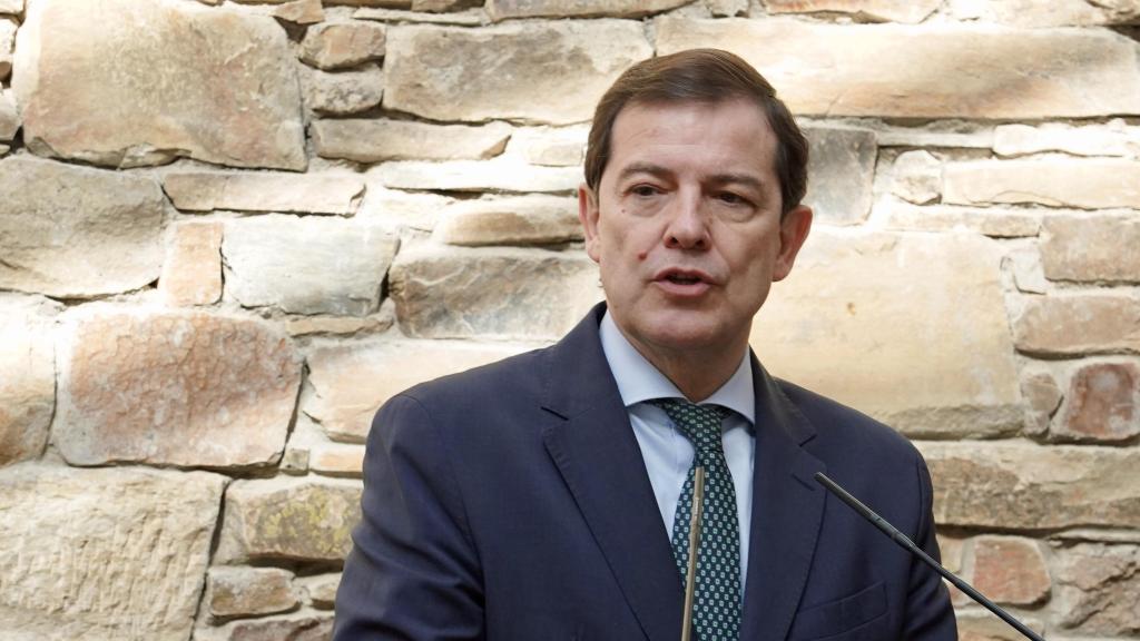 El presidente de la Junta y candidato del PP a la reelección, Alfonso Fernández Mañueco, durante una intervención en el municipio leonés de Astorga, este lunes