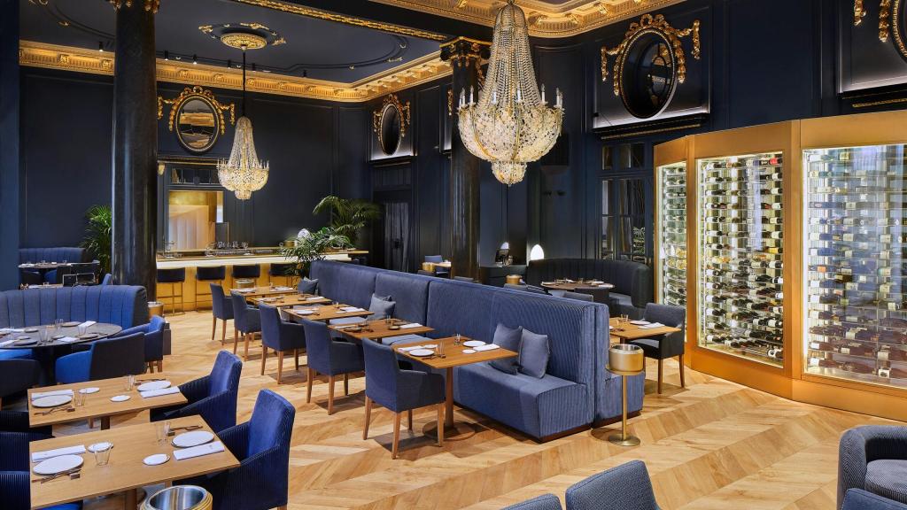 La sala principal de Amar Barcelona, donde la elegancia clásica dialoga con una estética contemporánea.