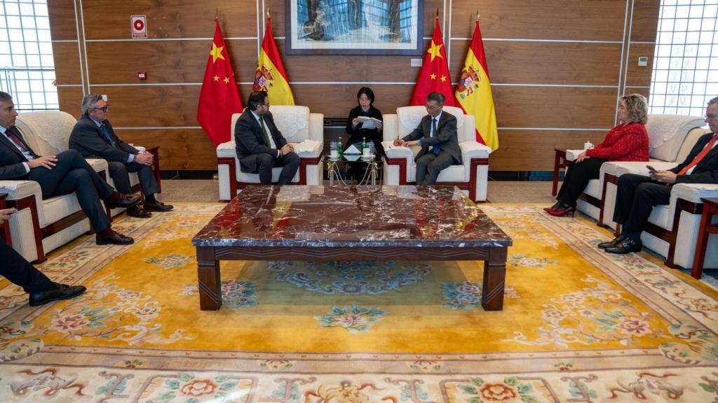 Paco Núñez durante su encuentro con el embajador de China en España, Yao Jing.