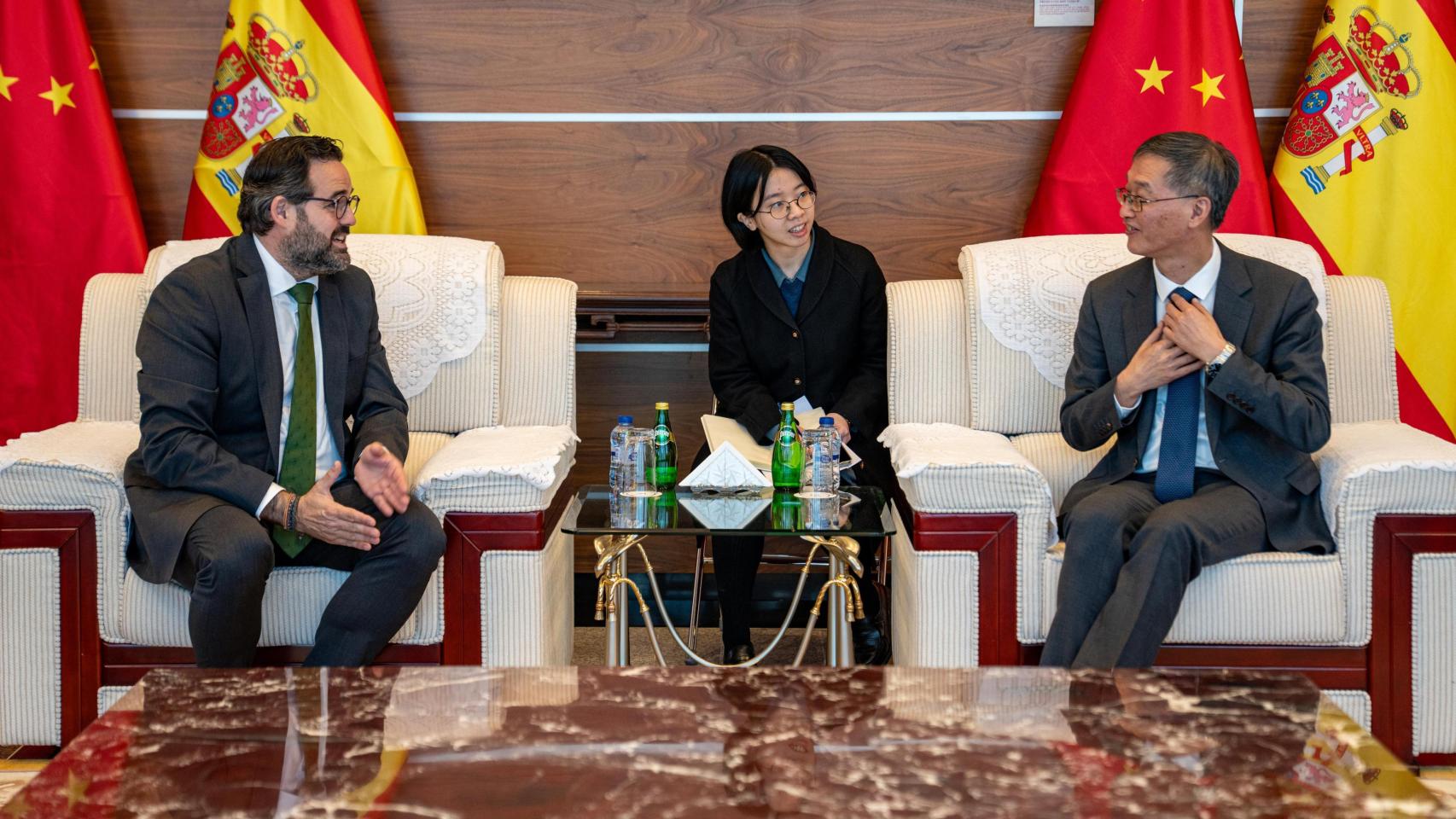 Paco Núñez durante su encuentro con el embajador de China en España, Yao Jing.