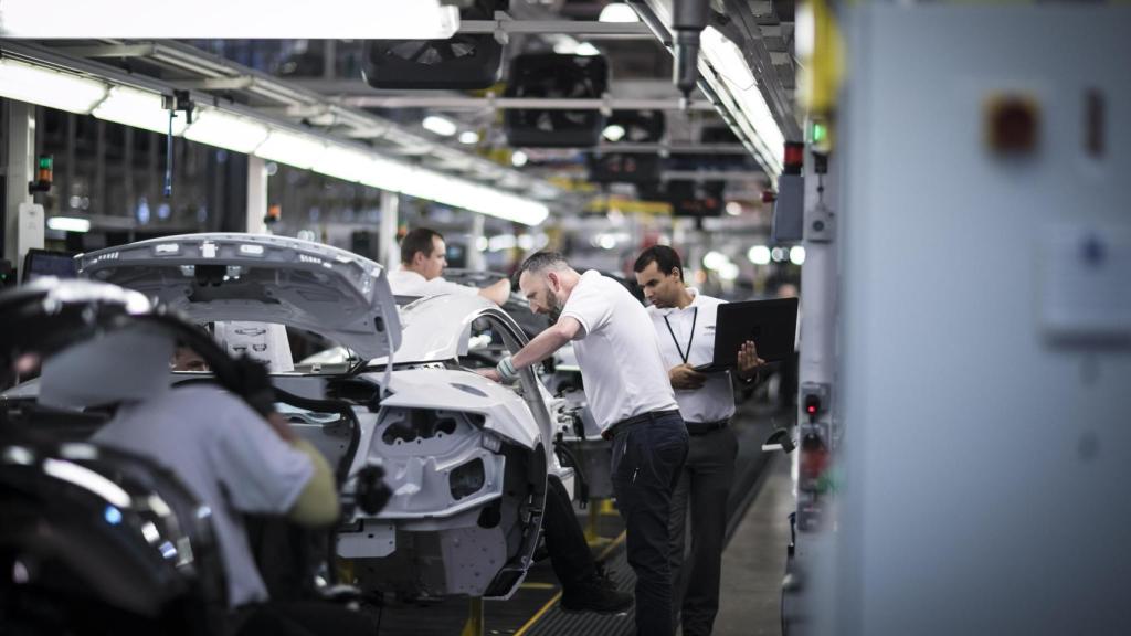 Línea de montaje de Aston Martin en su planta de Gaydon (Reino Unido)