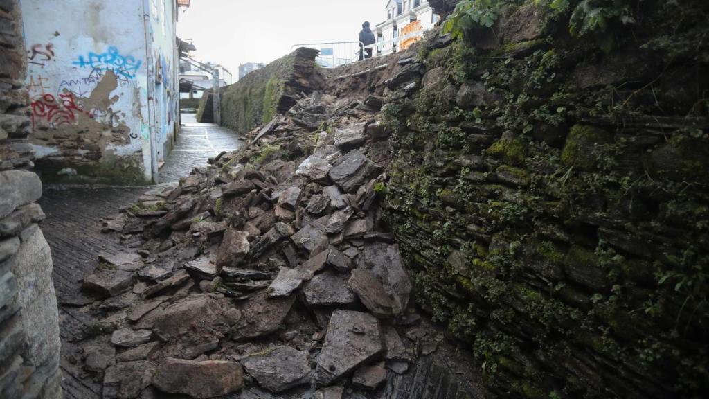 Se derrumba parte de la Muralla romana de Lugo al ablandarse la tierra de su adarve tras las copiosas y abundantes lluvias de la últimas semanas. No hay que lamentar heridos