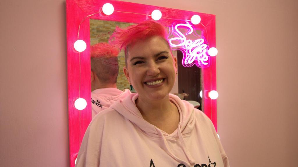 Ana María, responsable de la peluquería La Vida en Rosa