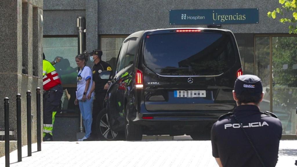 El coche donde viaja la reina Sonia, llegando este miércoles al hospital.
