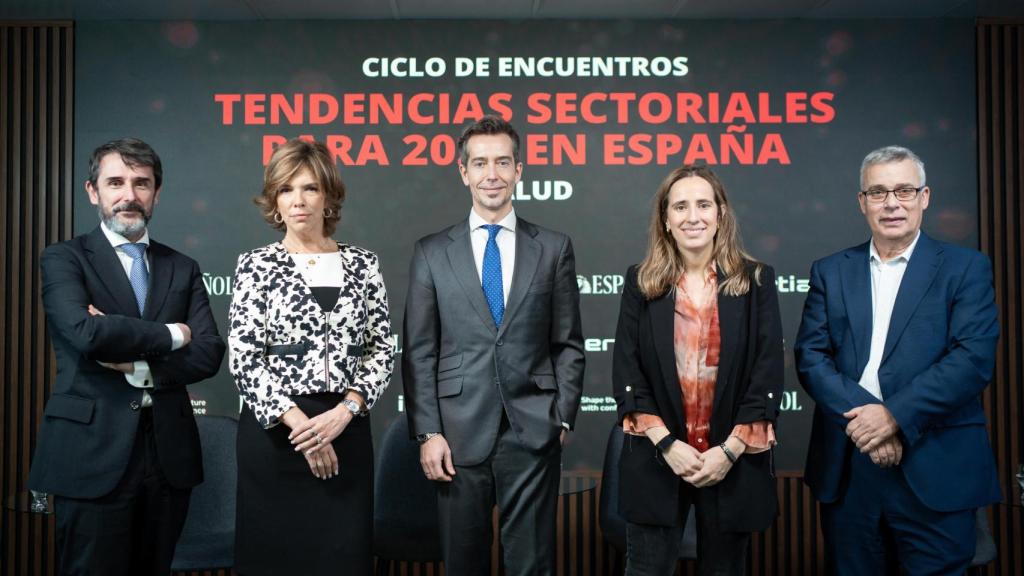 De izq a derecha: Cristóbal Belda (HM Hospitales), Marta Villanueva (Fundación IDIS), Borja Sangrador (EY), Elisa de Lapuerta (Viamed Salud) y Ángel Blanco (Quirónsalud)