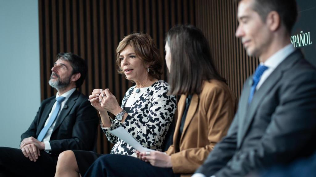 De izquierda a derecha: Cristóbal Belda (HM Hospitales), Marta Villanueva (Fundación IDIS)  y Borja Sangrador (EY) durante la ponencia.