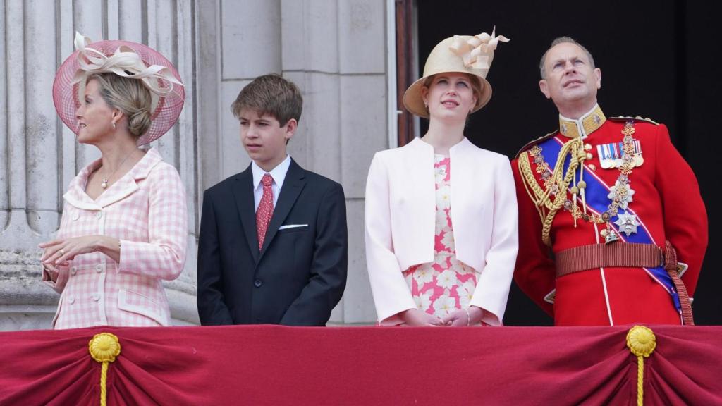 James y Lady Louise, junto con sus padres, Eduardo y Sofía.