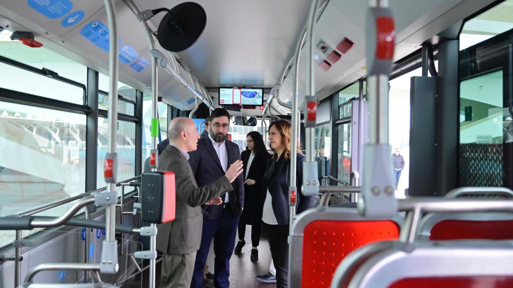 Catalá y Carbonell en uno de los nuevos autobuses. EE