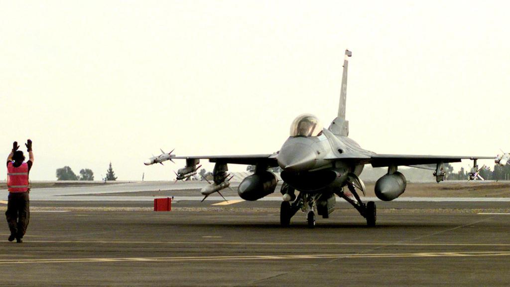 F-16CJ especializado en misiones antidefensas aéreas