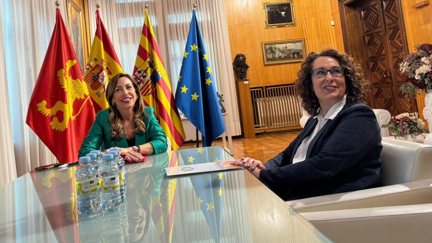 La alcaldesa Natalia Chueca junto a Eva Torres, portavoz adjunta de VOX.