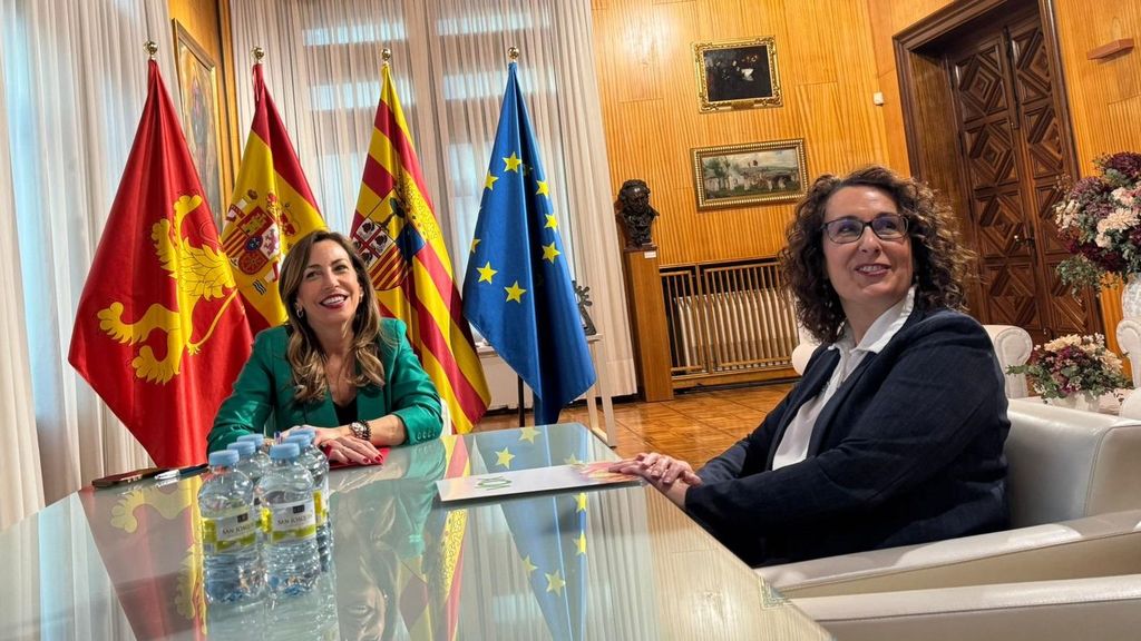 La alcaldesa Natalia Chueca junto a Eva Torres, portavoz adjunta de VOX.