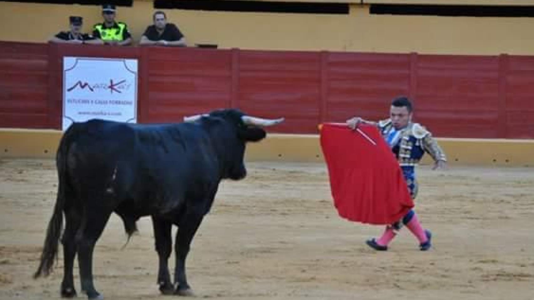 Misterpeke, vestido de luces en la plaza, frente a un toro.