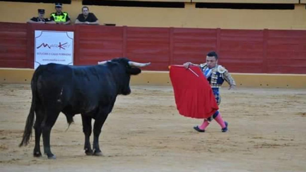 Misterpeke, vestido de luces en la plaza, frente a un toro.