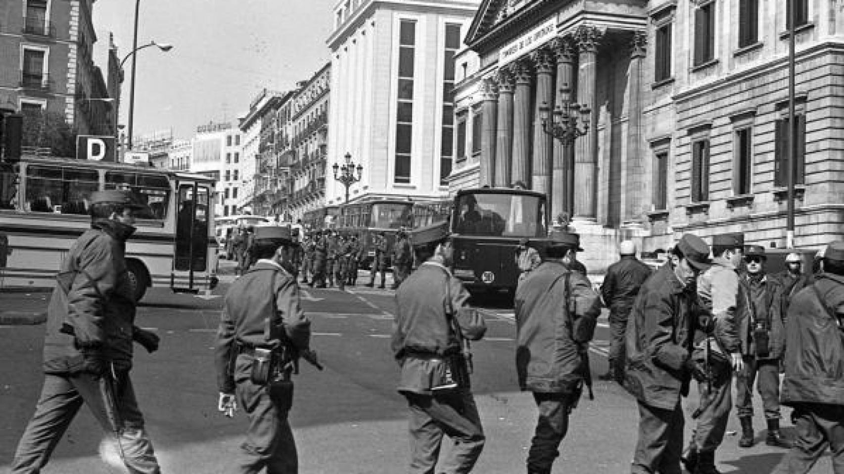 Imágenes del cordón policial que rodeó el Congreso de los diputados durante el intento de Golpe de Estado.
