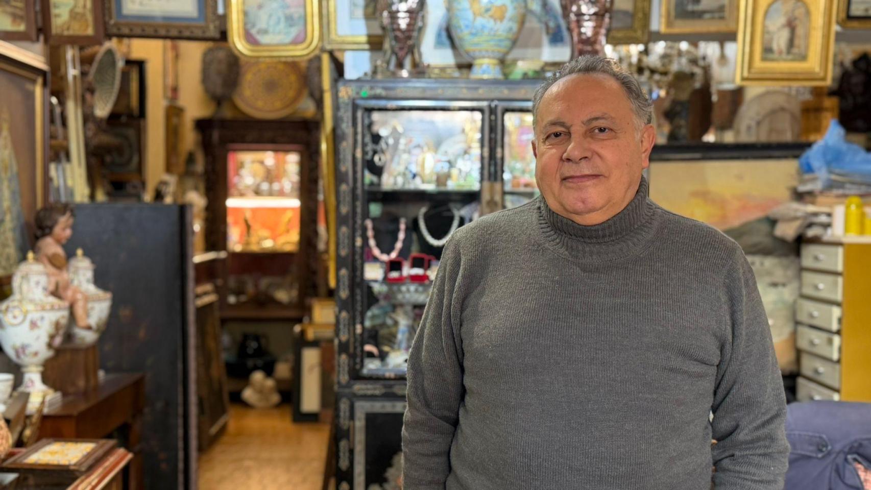 Antonio, anticuario del centro de Sevilla.