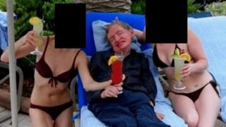 Stephen Hawking posa junto a dos mujeres en bikini en la isla caribeña de Saint Thomas.