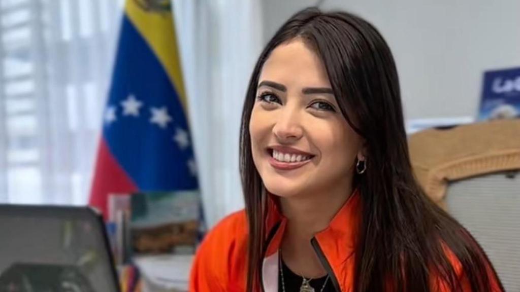 Daniella Cabello en su despacho, en una imagen difundida por su equipo en redes sociales para proyectar una rutina de trabajo normalizada.