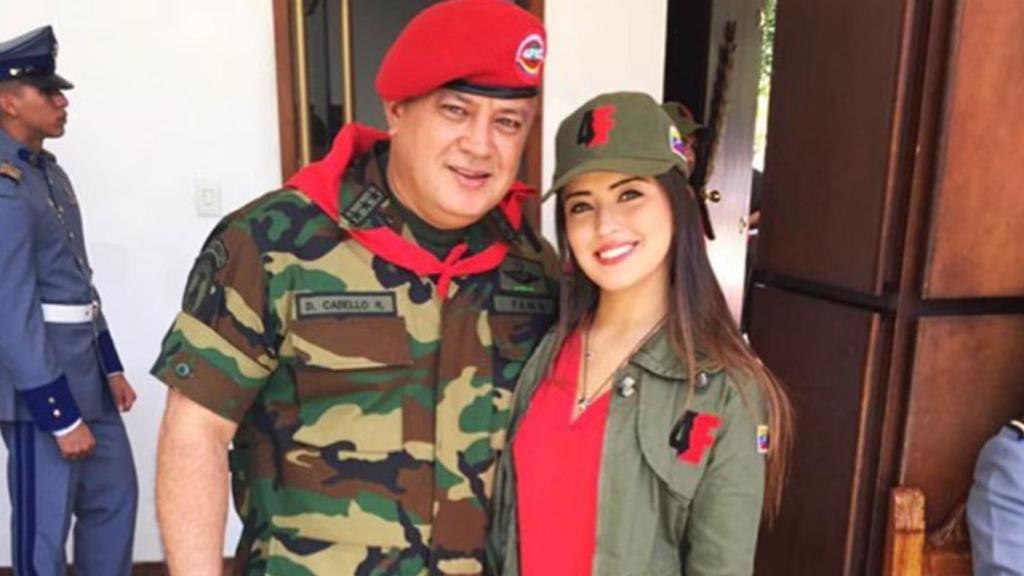 Daniella Cabello posa junto a su padre, Diosdado Cabello, en una imagen de archivo difundida en redes para reivindicar su militancia chavista desde la adolescencia.