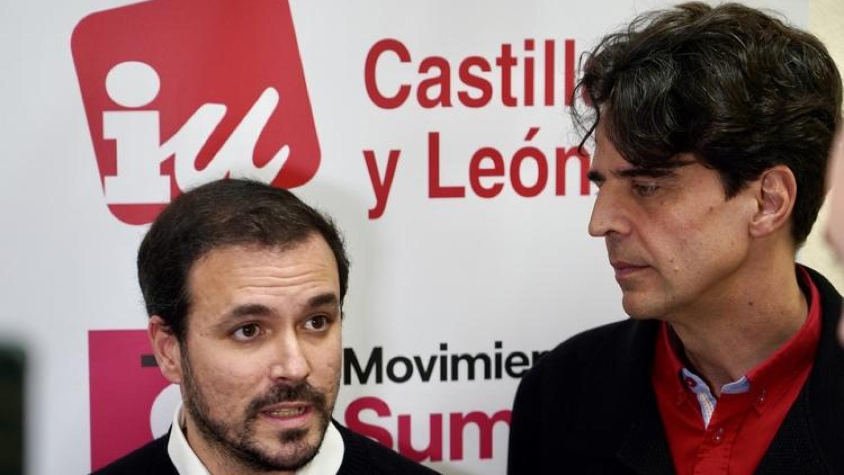 Alberto Garzón, a la izquierda, junto a Juan Gascón, a la derecha.