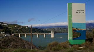 Imagen del embalse La Viñuela mostrando un embalsamiento de agua superior al 80% de su capacidad total.