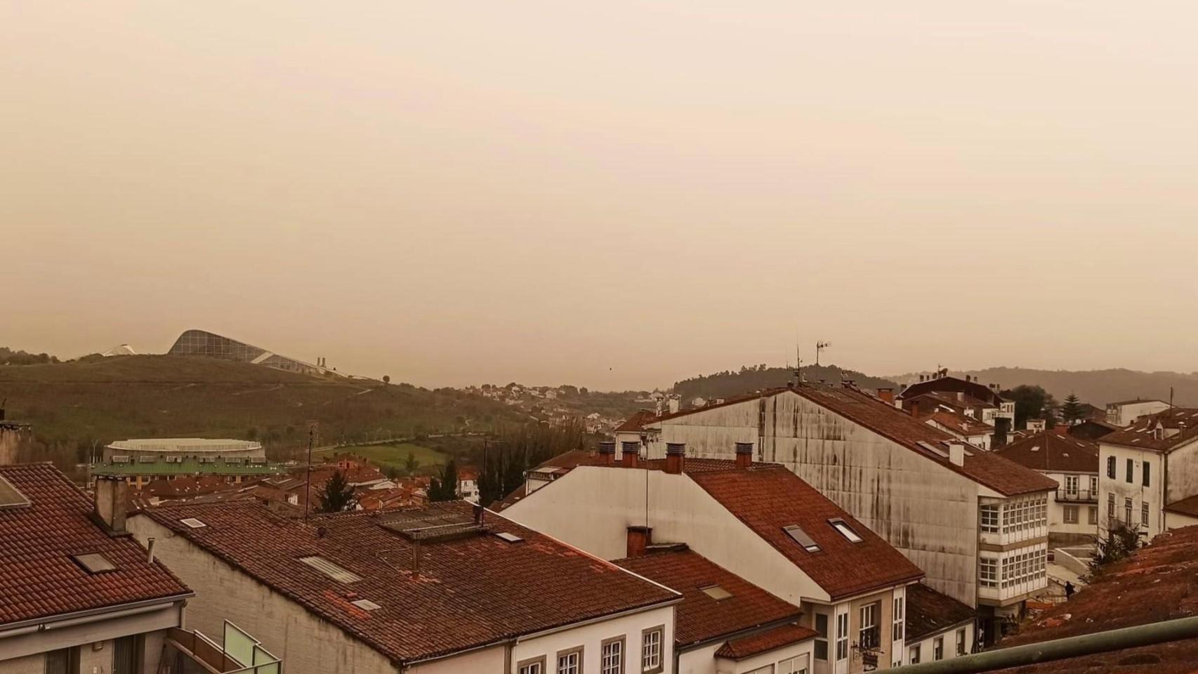 La calima de polvo sahariano en suspensión sobre la ciudad de Santiago.