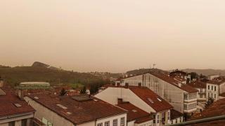 La calima de polvo sahariano en suspensión sobre la ciudad de Santiago.